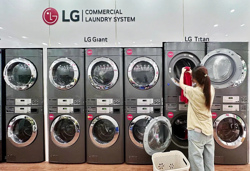베트남 하노이 비 런드리에서 LG전자 상업용 세탁기를 이용하는 고객