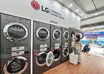 베트남 하노이 비 런드리의 LG전자 상업용 세탁기와 고객