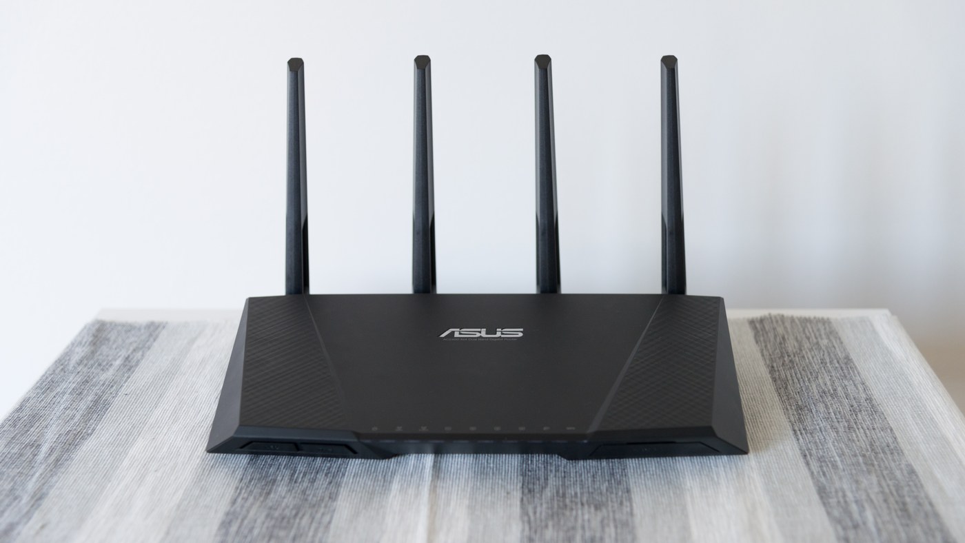 안테나가 달린 ASUS 와이파이 공유기