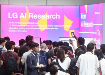 국제머신러닝학회 LG AI연구원 전시관을 찾은 관람객들