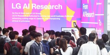 국제머신러닝학회 LG AI연구원 전시관을 찾은 관람객들