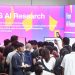국제머신러닝학회 LG AI연구원 전시관을 찾은 관람객들