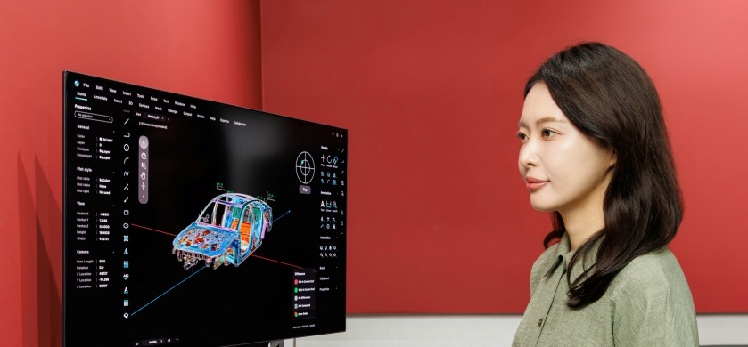 K-디스플레이 2026에서 27인치 5K OLED 패널을 살펴보는 모습