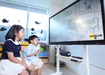 U+tv 아이들나라 AI 콘텐츠를 시청하는 어린이들