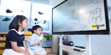 U+tv 아이들나라 AI 콘텐츠를 시청하는 어린이들
