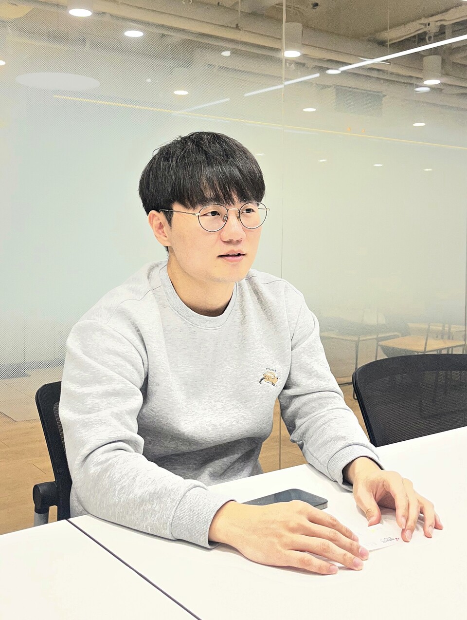 모티프테크놀로지스 임정환 대표가 사무실에서 설명하는 모습
