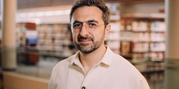 마이크로소프트 AI CEO 무스타파 술레이만. 사진: Christopher Wilson, CC BY-SA 4.0