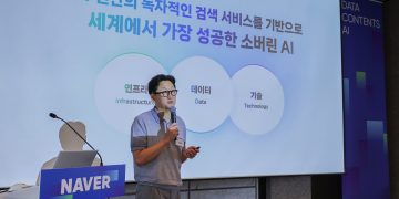 네이버 AI 서비스 전략을 설명하는 김광현 최고데이터·콘텐츠책임자