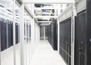 NHN 팩토리X 데이터센터 내부 데이터홀과 서버 랙