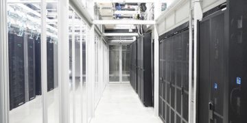 NHN 팩토리X 데이터센터 내부 데이터홀과 서버 랙