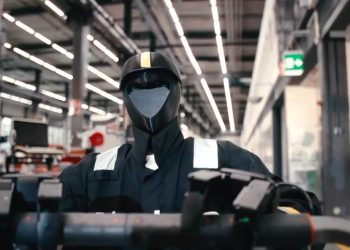 산업 현장에서 작동하는 Nucleus Robotics 휴머노이드 로봇