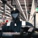산업 현장에서 작동하는 Nucleus Robotics 휴머노이드 로봇