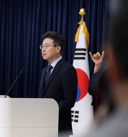 정부세종청사에서 온AI 모바일 서비스 계획을 설명하는 행정안전부 관계자