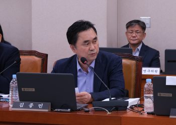 산자중기위 전체회의에서 질의하는 김종민 국회의원