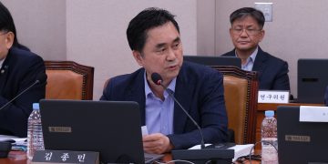 산자중기위 전체회의에서 질의하는 김종민 국회의원