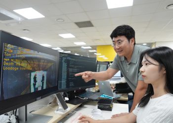 포스코DX 연구진이 Vision AI 플랫폼으로 산업현장 영상을 분석하는 모습