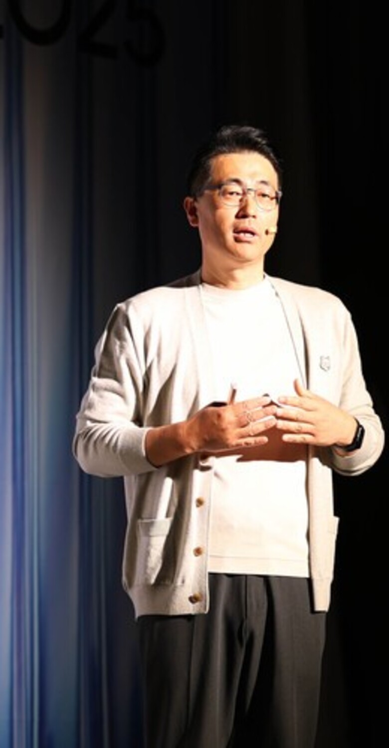 솔트룩스 공식 행사에서 발표하는 이경일 대표
