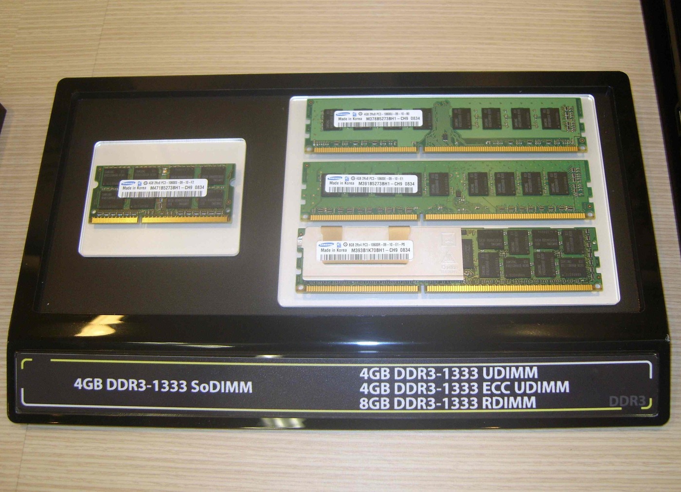 전시대에 놓인 삼성전자 DDR3 메모리 모듈 네 개