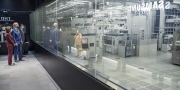 삼성전자 평택 반도체 캠퍼스 생산시설을 둘러보는 방문단