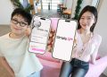 LG유플러스 직원들이 Simple. Lab 서비스를 스마트폰으로 소개하는 모습