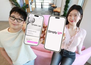 LG유플러스 직원들이 Simple. Lab 서비스를 스마트폰으로 소개하는 모습