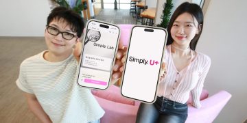 LG유플러스 직원들이 Simple. Lab 서비스를 스마트폰으로 소개하는 모습