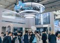 MWC 2026 SK하이닉스 AI 메모리 전시 부스와 관람객