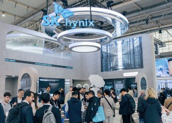 MWC 2026 SK하이닉스 AI 메모리 전시 부스와 관람객