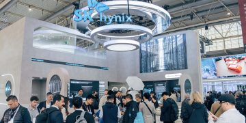MWC 2026 SK하이닉스 AI 메모리 전시 부스와 관람객