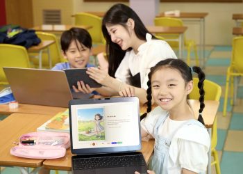 교사와 학생들이 교실에서 AI 그림일기 활동을 진행하는 모습