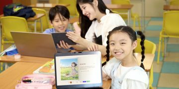 교사와 학생들이 교실에서 AI 그림일기 활동을 진행하는 모습