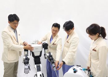 삼성서울병원 연구진이 휴머노이드 수술보조 로봇을 점검하는 모습