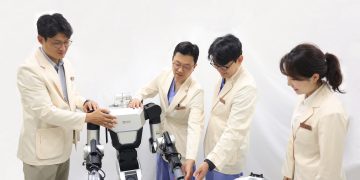 삼성서울병원 연구진이 휴머노이드 수술보조 로봇을 점검하는 모습
