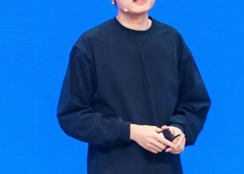 2026 중관촌포럼에서 연구 방향을 발표하는 문샷AI 창업자 양즈린