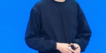 2026 중관촌포럼에서 연구 방향을 발표하는 문샷AI 창업자 양즈린