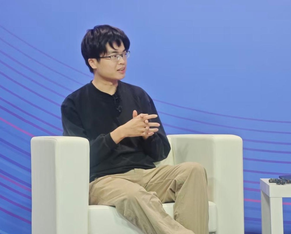 2026 중관촌포럼에서 AI 연구 개발 방향을 설명하는 문샷AI 창업자 양즈린