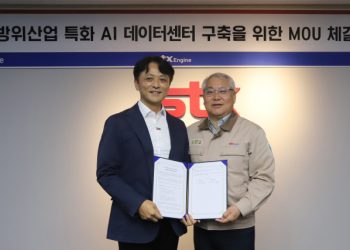정무경 디노티시아 대표와 이상수 STX엔진 대표의 방산 AI 데이터센터 업무협약 체결 현장