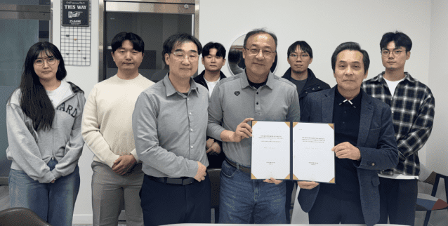 김재수 투비유니콘 관계자와 ETRI 연구진이 기술이전 협약 후 기념촬영하는 모습