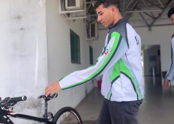 브라질 IFBA 학생들이 TouchBike 장착 자전거를 점검하는 모습