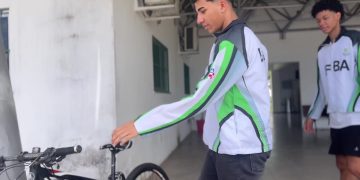 브라질 IFBA 학생들이 TouchBike 장착 자전거를 점검하는 모습