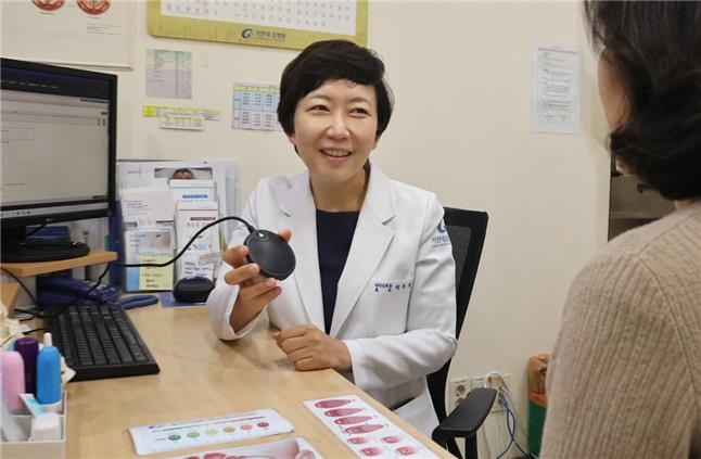가천대 길병원 진료실에서 닥터펜슬을 사용하는 의료진