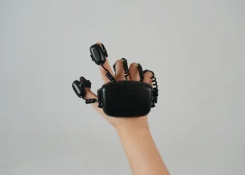 왓츠랩 Air Glove Atlas를 착용해 손가락 동작을 시연하는 장면