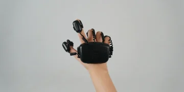 왓츠랩 Air Glove Atlas를 착용해 손가락 동작을 시연하는 장면