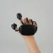 왓츠랩 Air Glove Atlas를 착용해 손가락 동작을 시연하는 장면