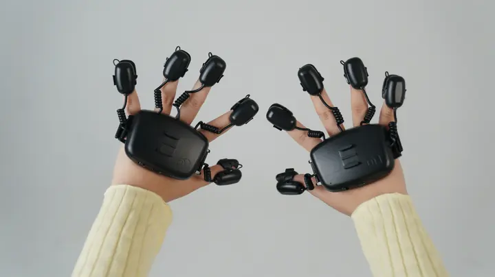 양손에 착용한 왓츠랩 Air Glove Atlas