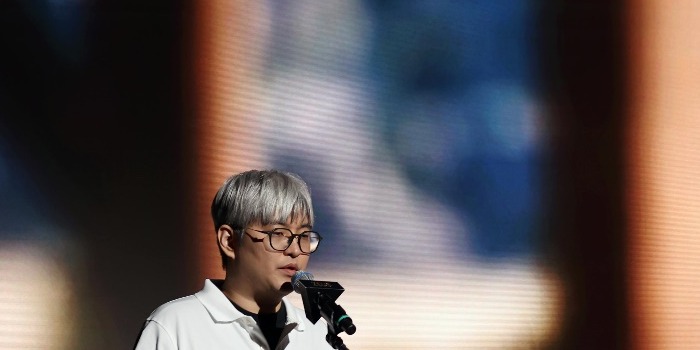 제우스 오만의 신 쇼케이스에서 발표하는 정성훈 디렉터