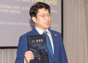 안도현 박사가 AI 정책학을 들고 있는 모습