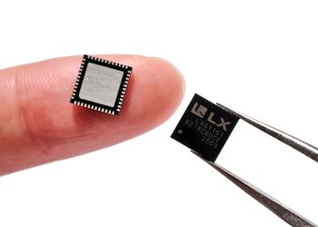 손가락과 핀셋 사이에 놓인 LX세미콘 차량용 MCU LX61101