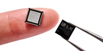 손가락과 핀셋 사이에 놓인 LX세미콘 차량용 MCU LX61101