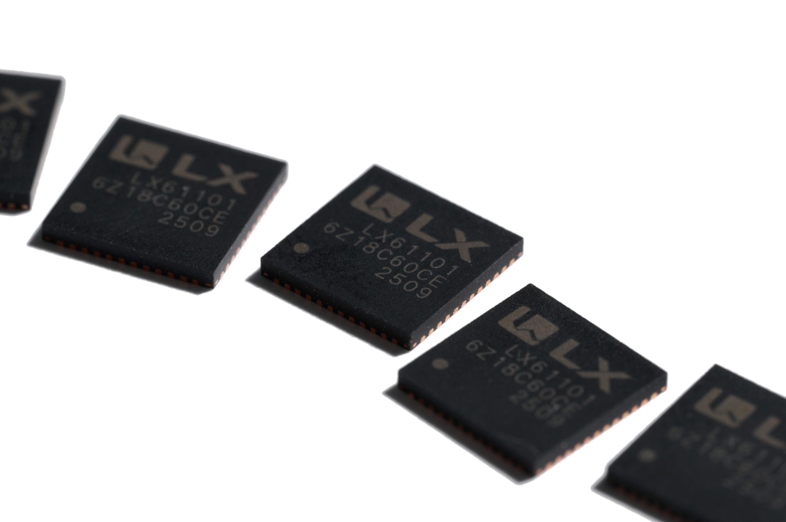 LX세미콘 차량용 MCU LX61101 제품 칩 여러 개